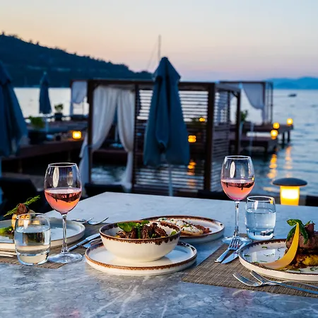 Moyo Luxury & ホテル