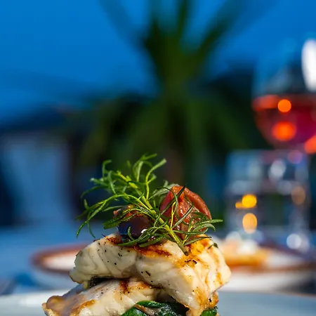 Moyo Luxury & ホテル 3*