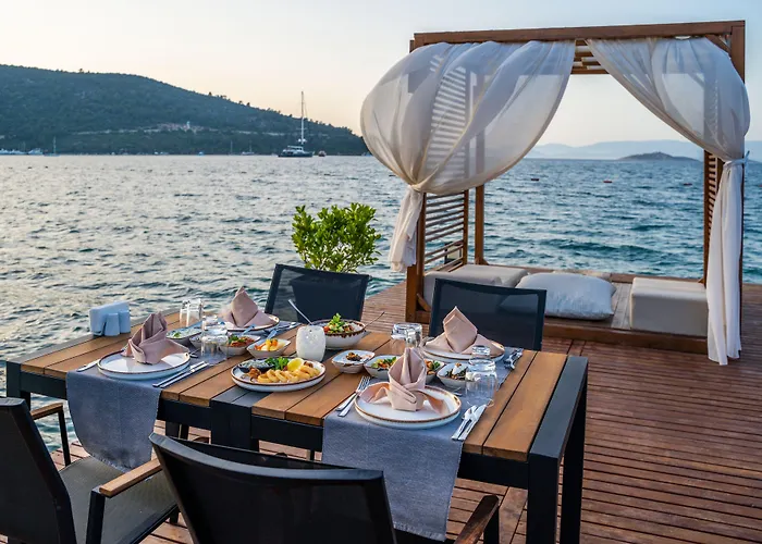 Moyo Luxury & Hotell 3*