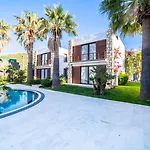מלון Moyo Luxury & 3*