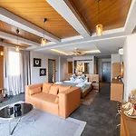 מלון Moyo Luxury & 3*
