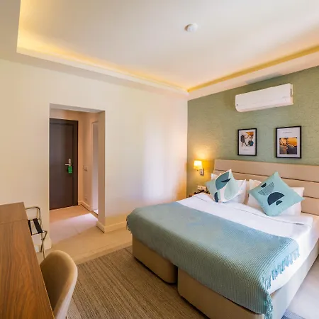 Moyo Luxury & Szálloda 3*