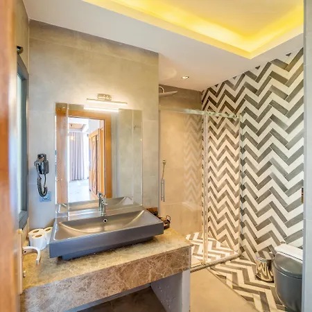 Moyo Luxury & Szálloda 3*