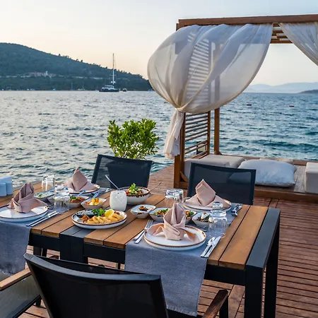 Moyo Luxury & Hotel 3*