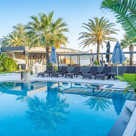 Moyo Luxury & Szálloda 3*