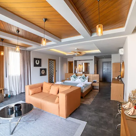 Отель Moyo Luxury & 3*