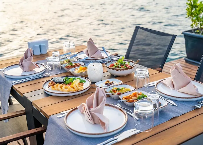 Отель Moyo Luxury & 3*