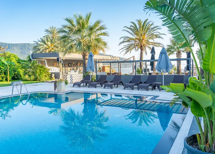 Moyo Luxury & Hotel 3*